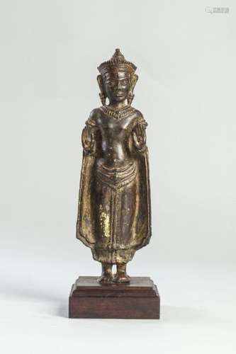 Buddha debout de la robe monastique à pans déployés ceinturé à la taille d'une [...]