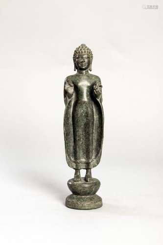 Buddha debout sur un tertre circulaire vêtu d'une robe monastique moulant son corps [...]