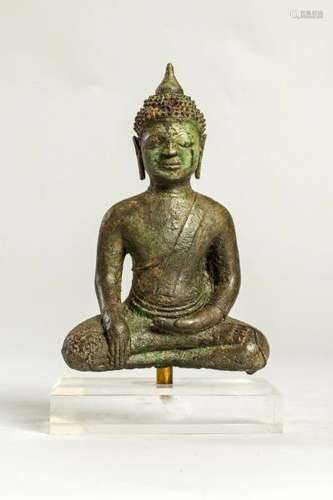 Buddha Maravijaya assis en virasana une main en bumishparshamudra coiffé de fines [...]