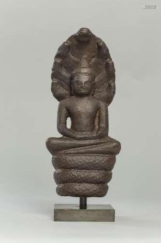 Bouddha Mucilinda assis en méditation sur le corps du Naga sept acéphale déployant [...]