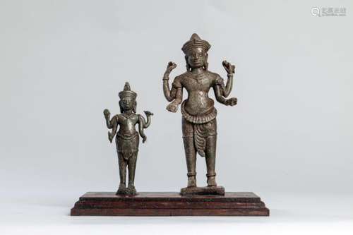 Deux bronzes illustrant deux figurations de Vishnu vêtu de sampot court sous une [...]