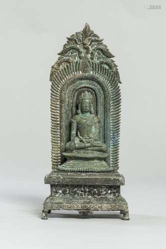 Buddha Maravijaya couronné assis sur un socle lotiforme reposant sur un autel [...]