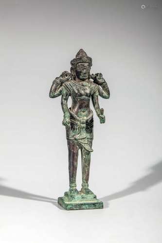 Vishnu debout dans une posture hiératique vêtu d'un sampot court coiffé d'une [...]