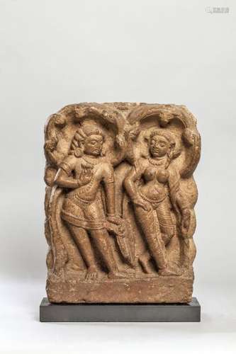 Haut relief de temple illustrant un couple Apsara Gandharva debout en tribanga [...]