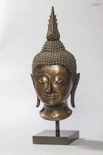 Tête de Buddha à l'expression sereine coiffée de larges bouclettes surmontée de [...]