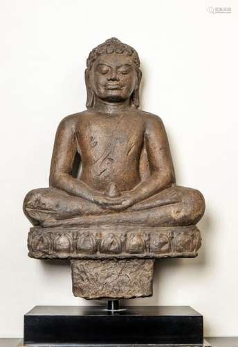 Bouddha assis en dhyanasana sur un socle à frise lotiforme les deux mains posées à [...]