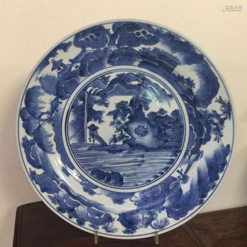 Plat en porcelaine d'Arita décorée en bleu cobalt sous couverte d'un paysage [...]