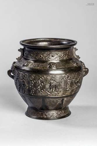 Pot sur piédouche moulé d'un décor archaïsant et d'une frise animée de [...]