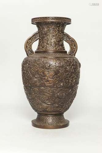 Vase balustre sur piédouche moulé d'une paire d'anses étrier à l'épaulement [...]