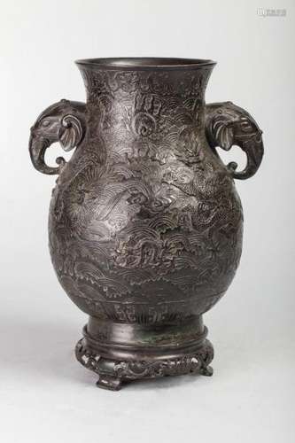 Vase balustre sur socle serti à l'épaulement d'une paire d'anses zoomorphes à [...]