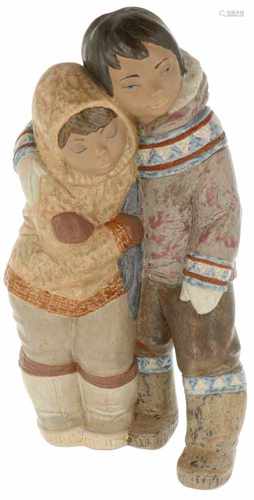 Een earthenware sculptuur voorstellende een jongen en een meisje, Lladro. Spanje, Second half 20th