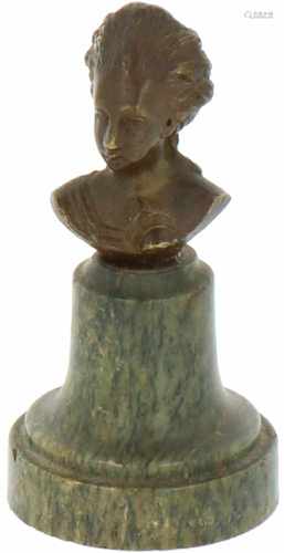 A bronze miniature buste of a woman. Ca. 1900.