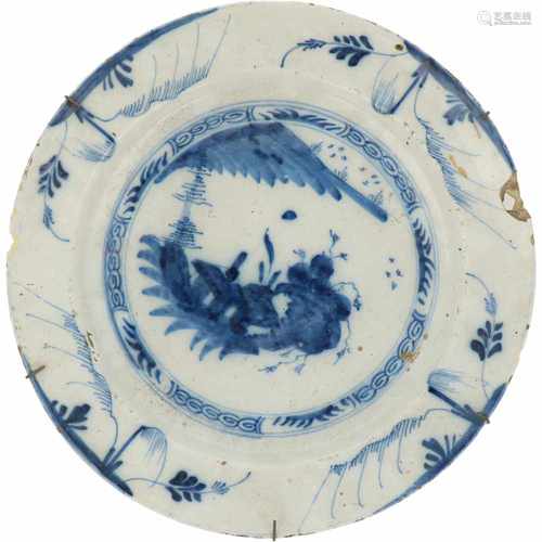 Een earthenware schotel met Chinoiserie motif. Delft, 18e eeuw.