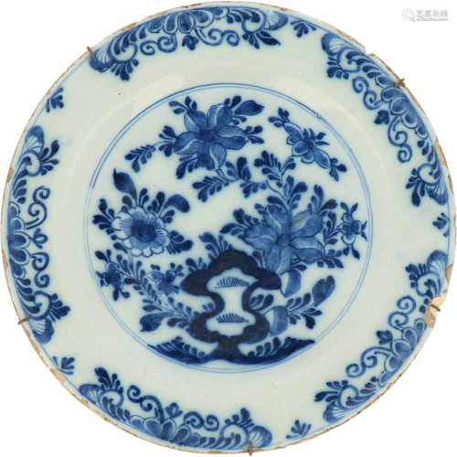 Een earthenware schotel met Chinoiserie motif. Delft, 18e eeuw.