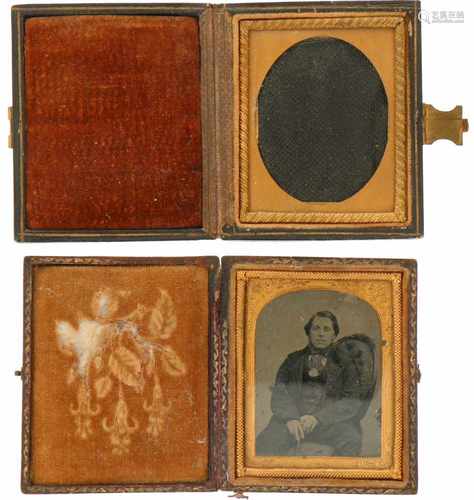 A lot with (2) picture frames, amongst which one with Daguerrotype of a gentleman. Ca. 1910.