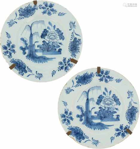 A set of (2) earthenware plates with floral motif. Delft, 18th century.