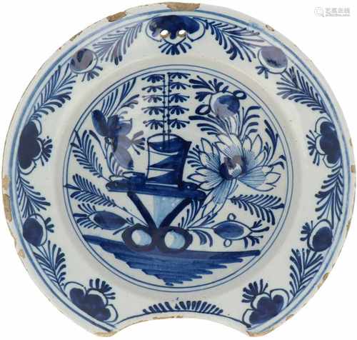 An earthenware shaving bowl with floral motif. Delft, 18e eeuw.