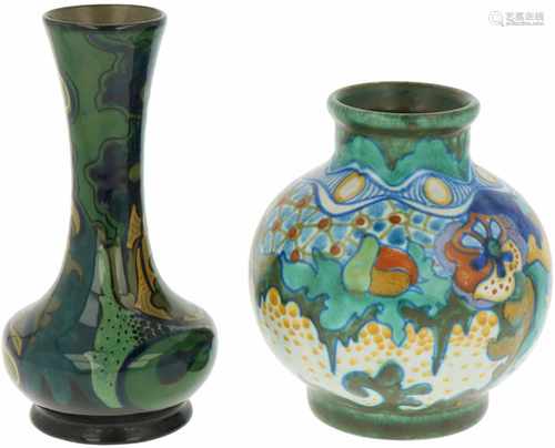 A lot with (2) small 'plateel' vases amongst others a bulbous vase 'Plateelbakkerij Zuid Holland' (