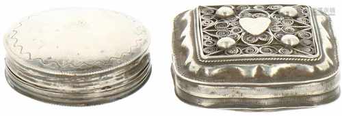 (2) Silver pill- and peppermint boxes.