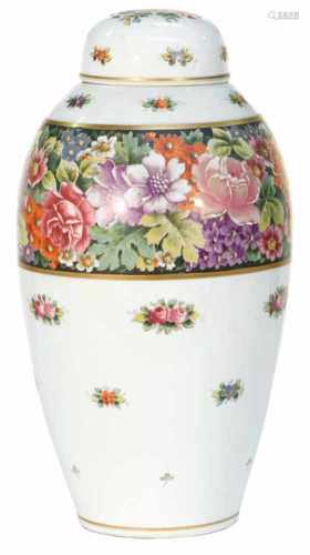 A porcelain lidded vase decorated with flowers. Tsjecho-Slovakia, 20th century.