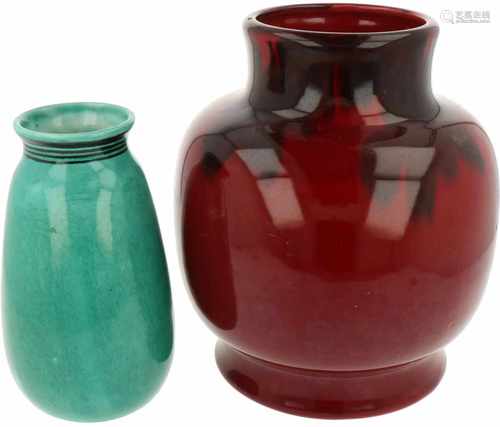 A lot with (2) earthenware vases. Lukassen Maarssen.