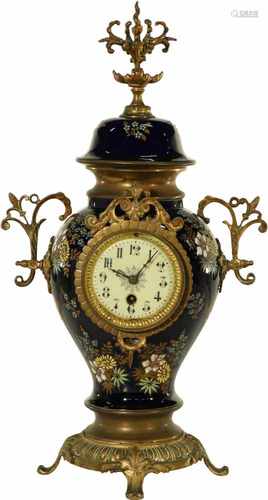 A vase pendulum clock. Circa 1900.