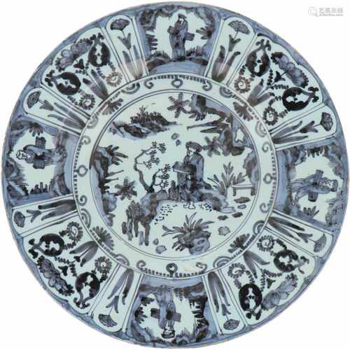 An earthenware charger with Chinoiserie-motif in Wanli-style. Delft, 18th century.