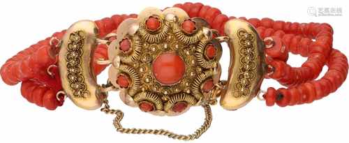 Bracelet with large elegantly detailled yellow gold closure, red coral - 14 ct.