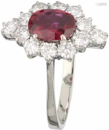 Entourage ring white gold, ca. 1.08 carat diamond and ruby - 14 ct.