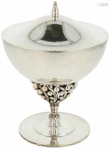 Beautifully hammered Art Nouveau lidded bonbonniere / compote dish on a round base, designed by