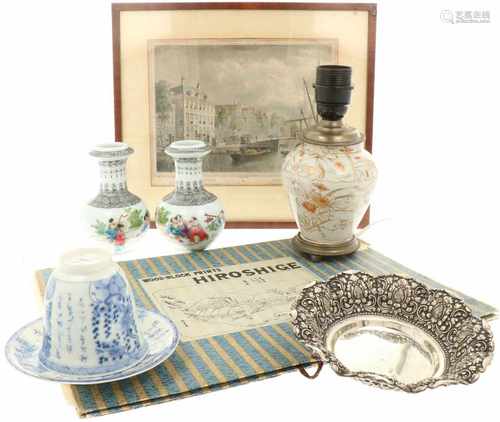 A lot with various items, amonst others an engraving with silver miniature dish.