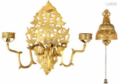 A lot with various Indonesian copper items, amongst others a wall applique and bell. Ca. 1930.