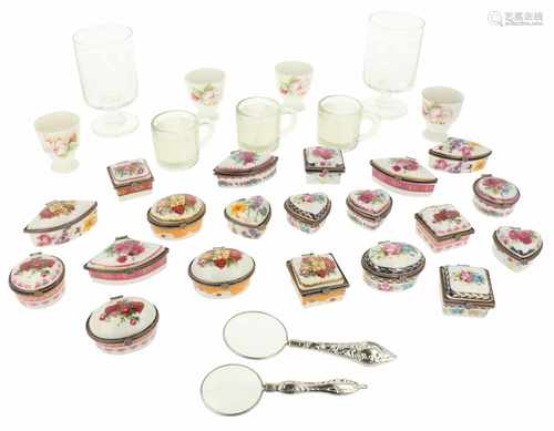 A lot with various porcelain items, amongst others a porcelain pillbox.