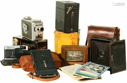 A lot with camera's and filmcamera incl. glass sheets.