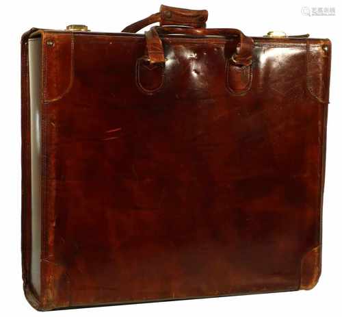 A leather display trunk for glasses. 20th century.