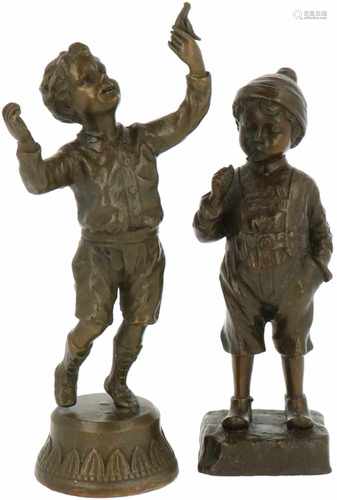 A lot with (2) bronze figures of a smoking boy and a boy with a pigeon. 2nd half 20th century.