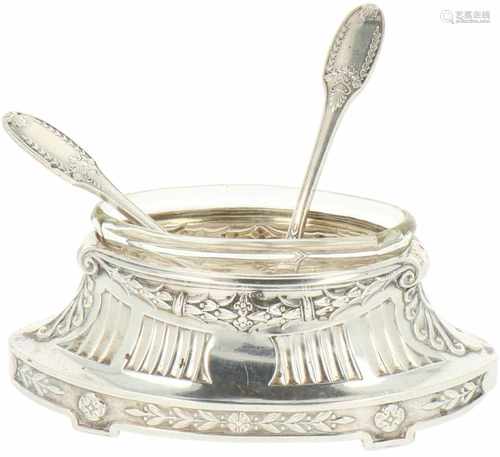 Silver salt cellarette with two spoons.