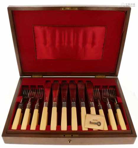 A silvered collection of fish flatware in original case, 12-couverts. First half 20th century.