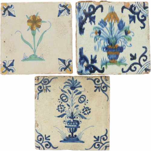 A lot with (3) earthenware tegels waarvan 2 met polychroom motif. Delft, 18e eeuw.