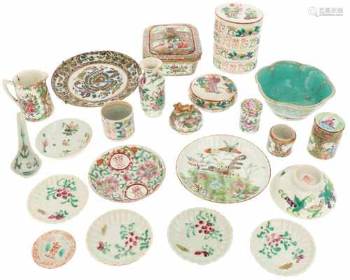 A lot with porcelain items, amongst others celadon. China, 19th century.