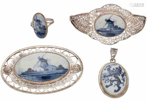 Lot of filigree jewelry silver, Delft blue - 835/1000.