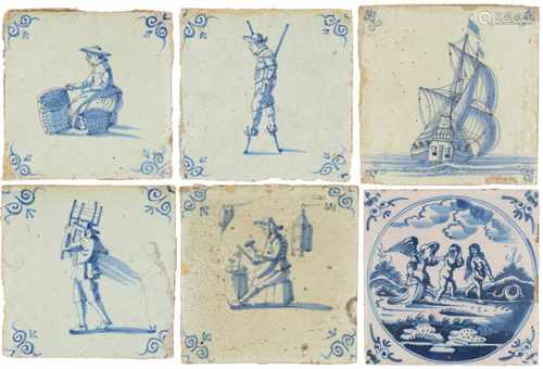 A lot with (6) earthenware tegels waarvan 1 met religieuze voorstelling. Delft, 18e eeuw.