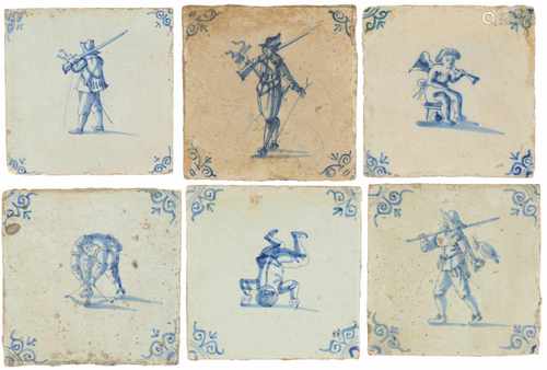 A lot with (6) earthenware tegels met voorstellingen van onder andere musketiers en valkeniers.