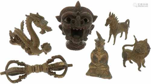 A lot with various bronze Asian artefacts, following antique examples.