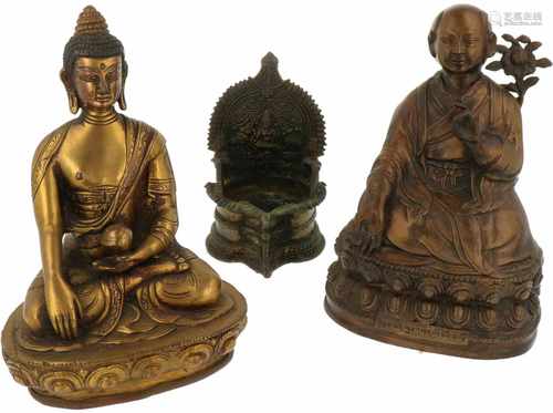 A lot with (3) Asian bronze artefacts, amongst which two Buddha's, following antique examples.