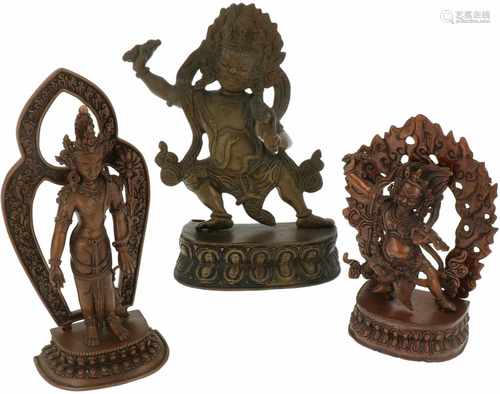 A lot with (3) Asian bronze artefacts, amongst others a Shiva statuette, following antique examples.