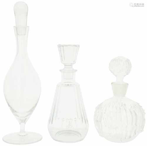 A lot with (3) glass caraffes, a.o. Baccarat. 20th century.