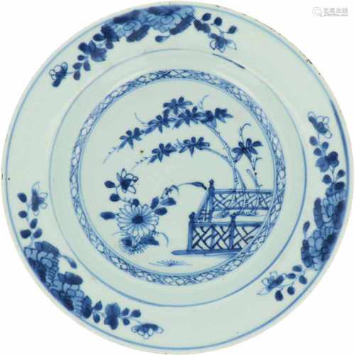 A porcelain plate decorated with flowers. China, Qianglong.