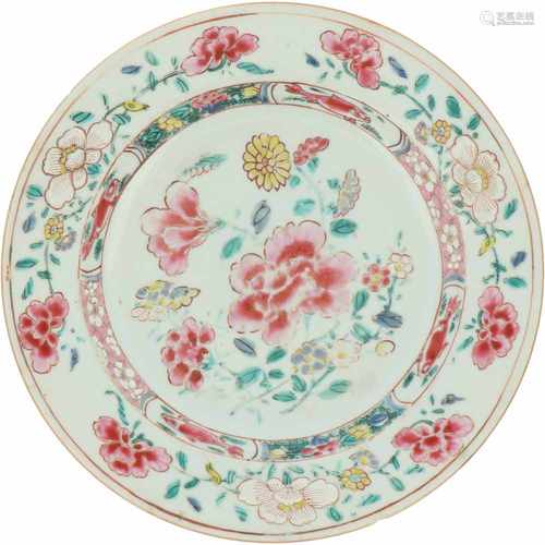 A porcelain plate with Famille Rose décor. China, Qianglong. 