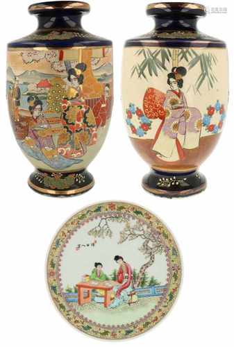 A set of vases in Satsuma-style and a polychromed plate. China/ Japan, 20th century.